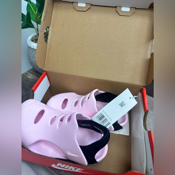 straps secure the fit
Quick-drying and durable
Rubber traction on sole - Picture 4 of 7